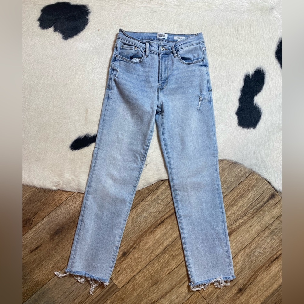 Kensie jeans slim-straight fit with a distressed and ankle-length raw hem